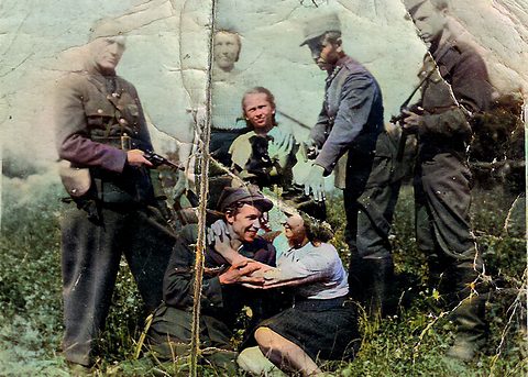 Barwna rekonstrukcja AI fotografii z zachowanymi uszkodzeniami odbitki